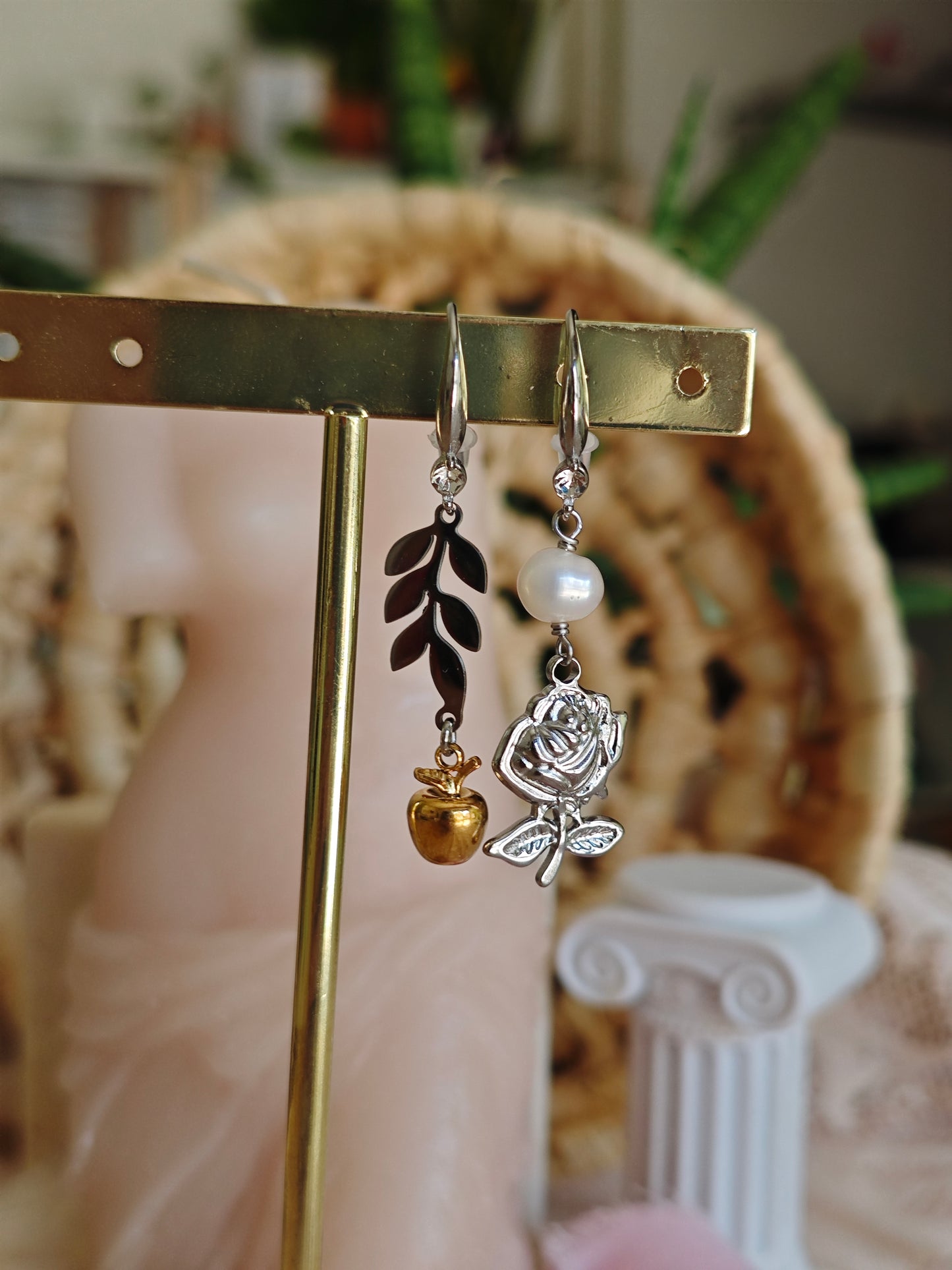 Orecchini Odissea "Ἑλένη" (Elena) con rosa, ramo e mela d'oro