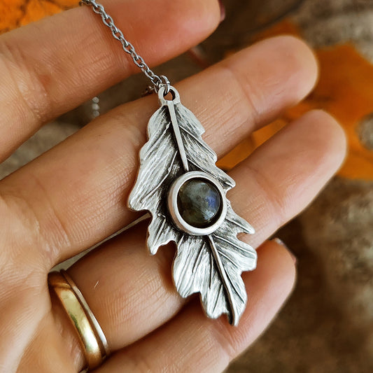 "Fairy Oak" necklace with Labradorite
