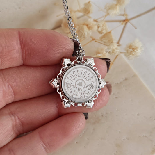 Anastasia con incisione Together in Paris Erinite Lacquer DeLite M - Silver