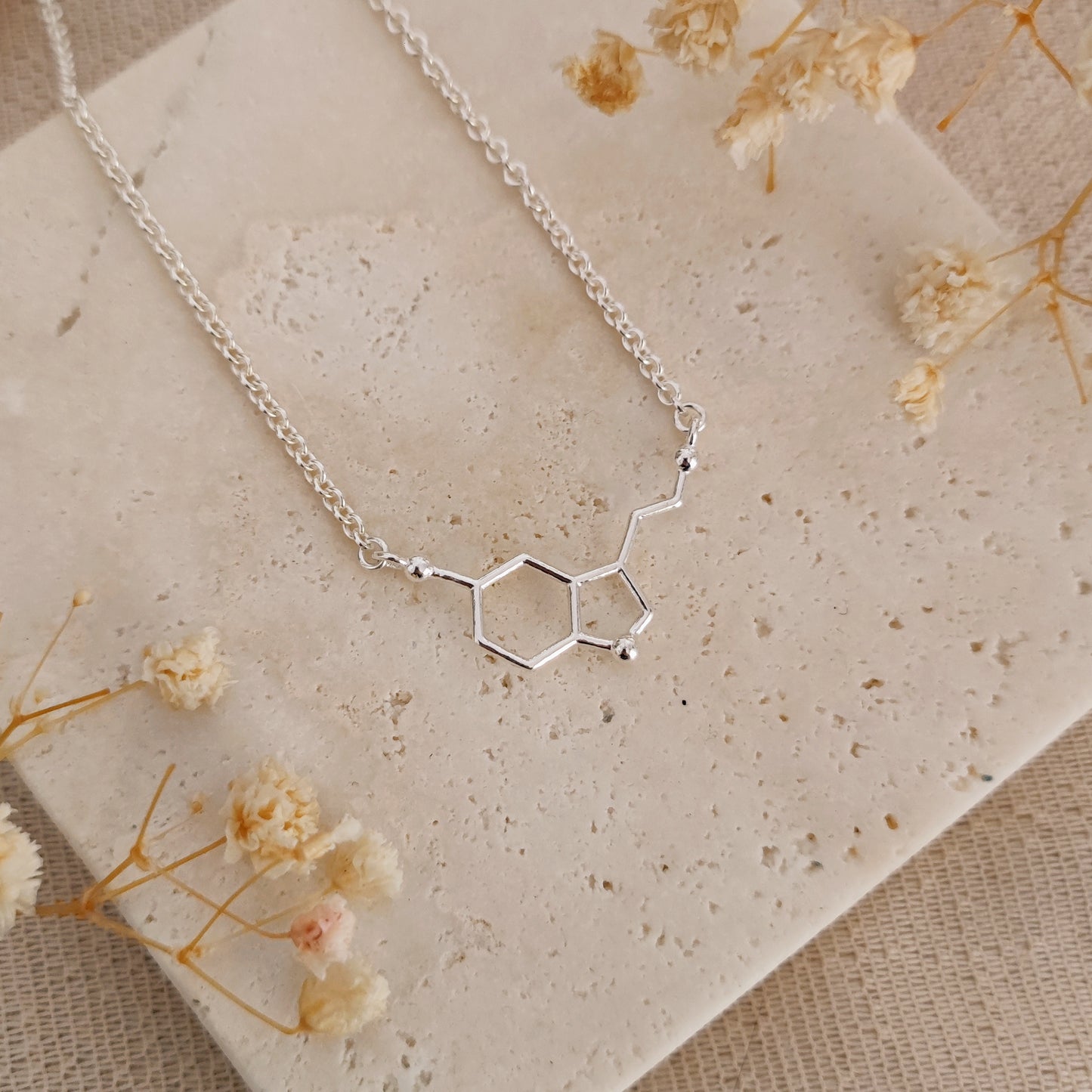 Collana Molecola Serotonina, Molecola della Felicità