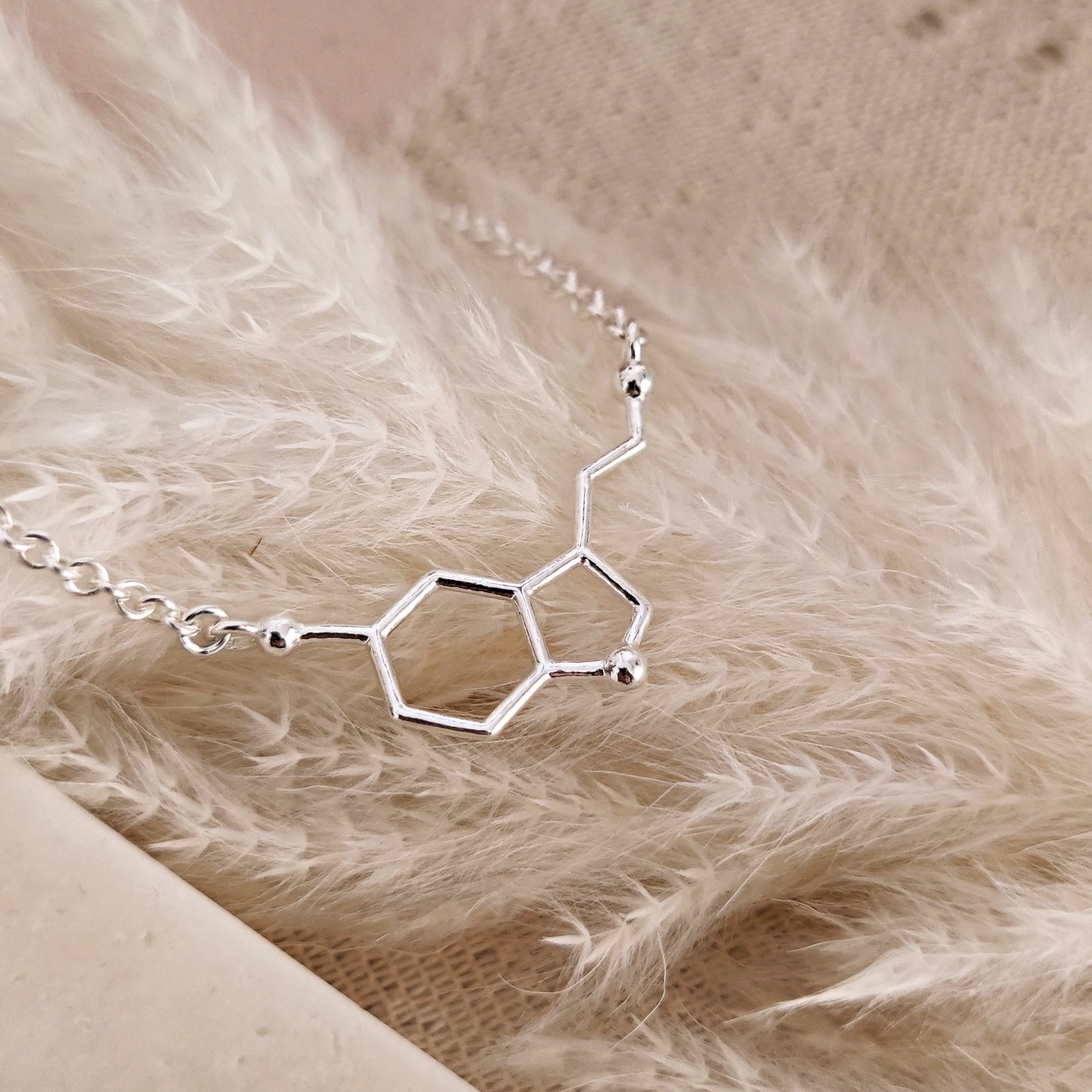 Collana Molecola Serotonina, Molecola della Felicità