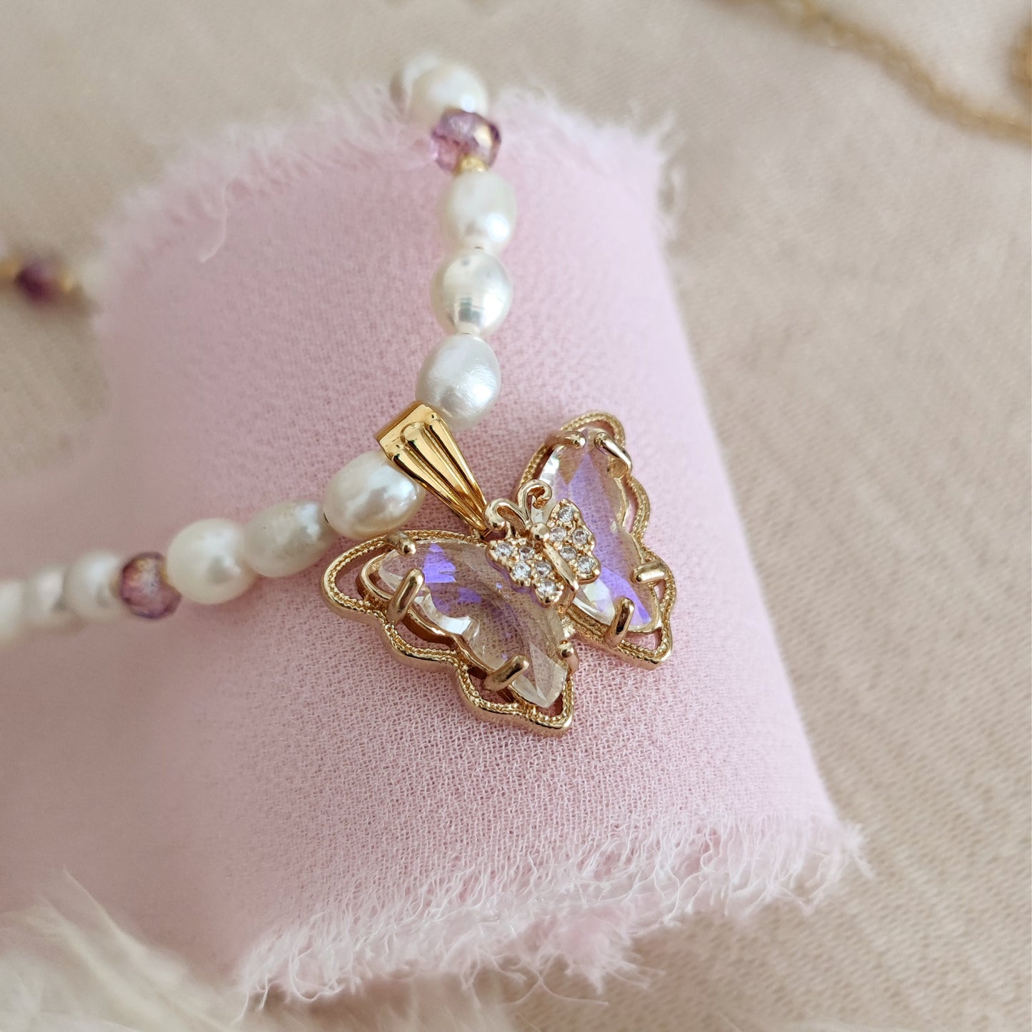 Collana di perle di fiume e cristalli con farfalla // BREENA
