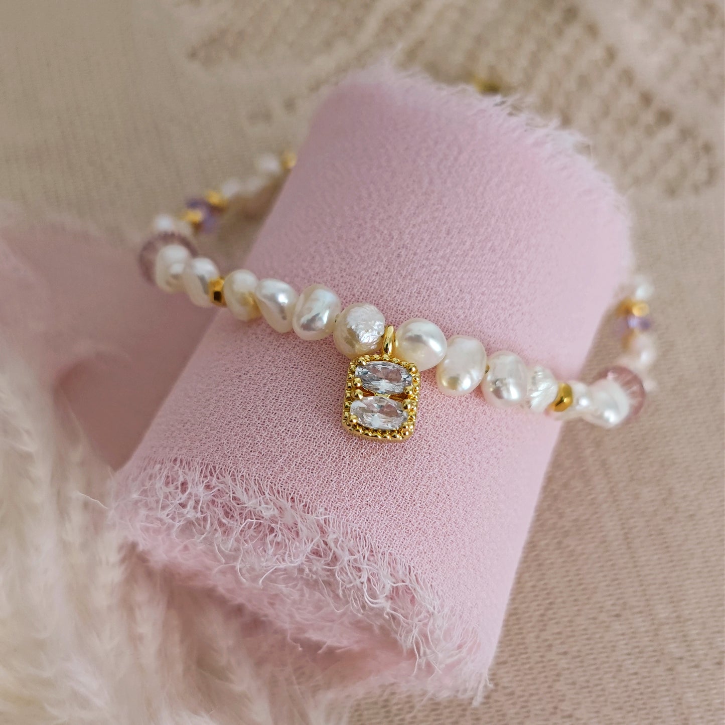 Bracelet with freshwater pearls, lilac crystals and cubic zirconia // SEBILLE