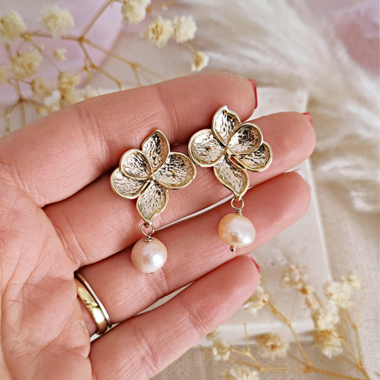 Stud earrings with flowers and freshwater pearls // MERIAL