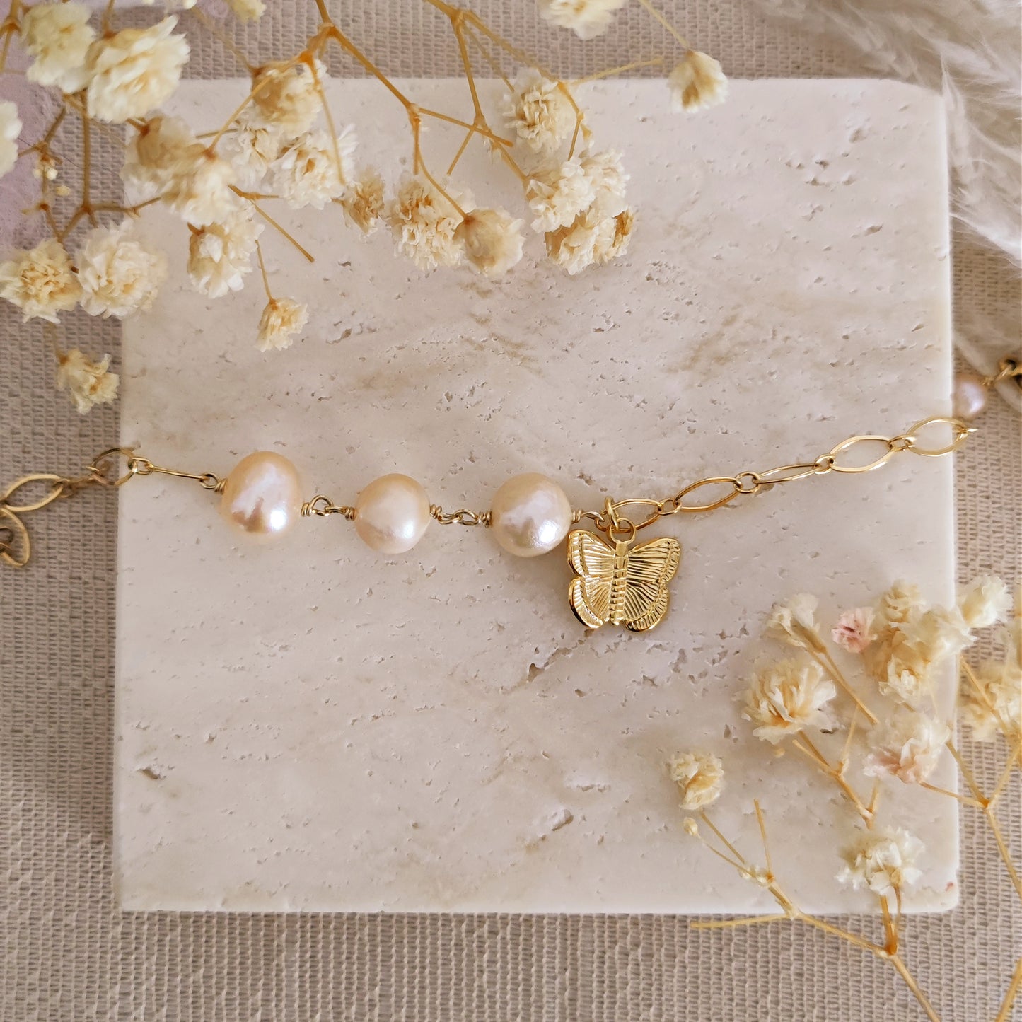 Bracelet with freshwater pearls and butterfly // YARITZA