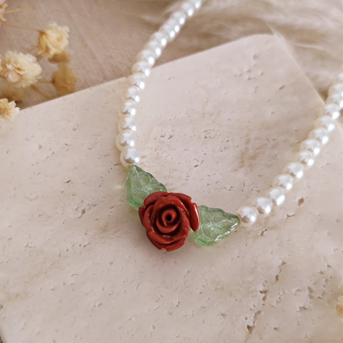Collana di perle in vetro, foglie e rosa rossa in resina // SADIE