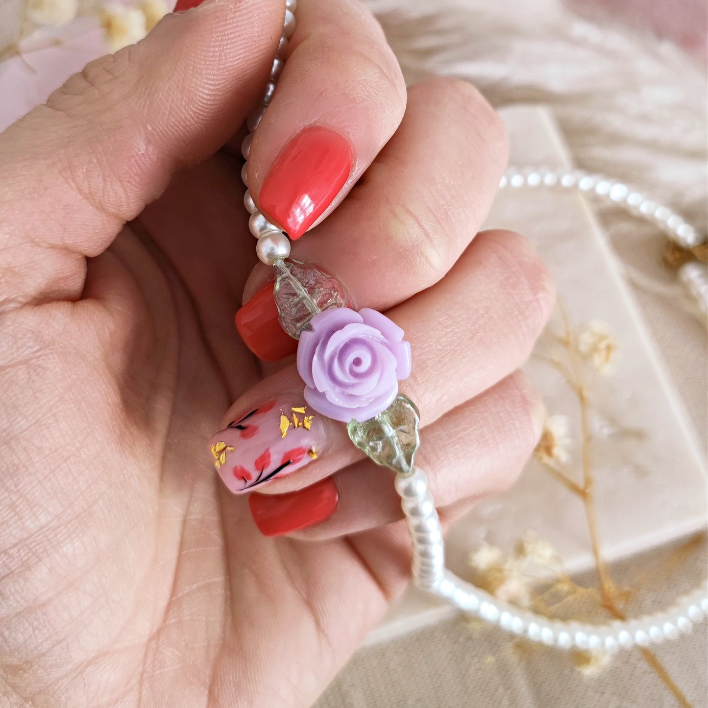 Collana di perle in vetro, foglie e rosa lilla in resina // SADIE