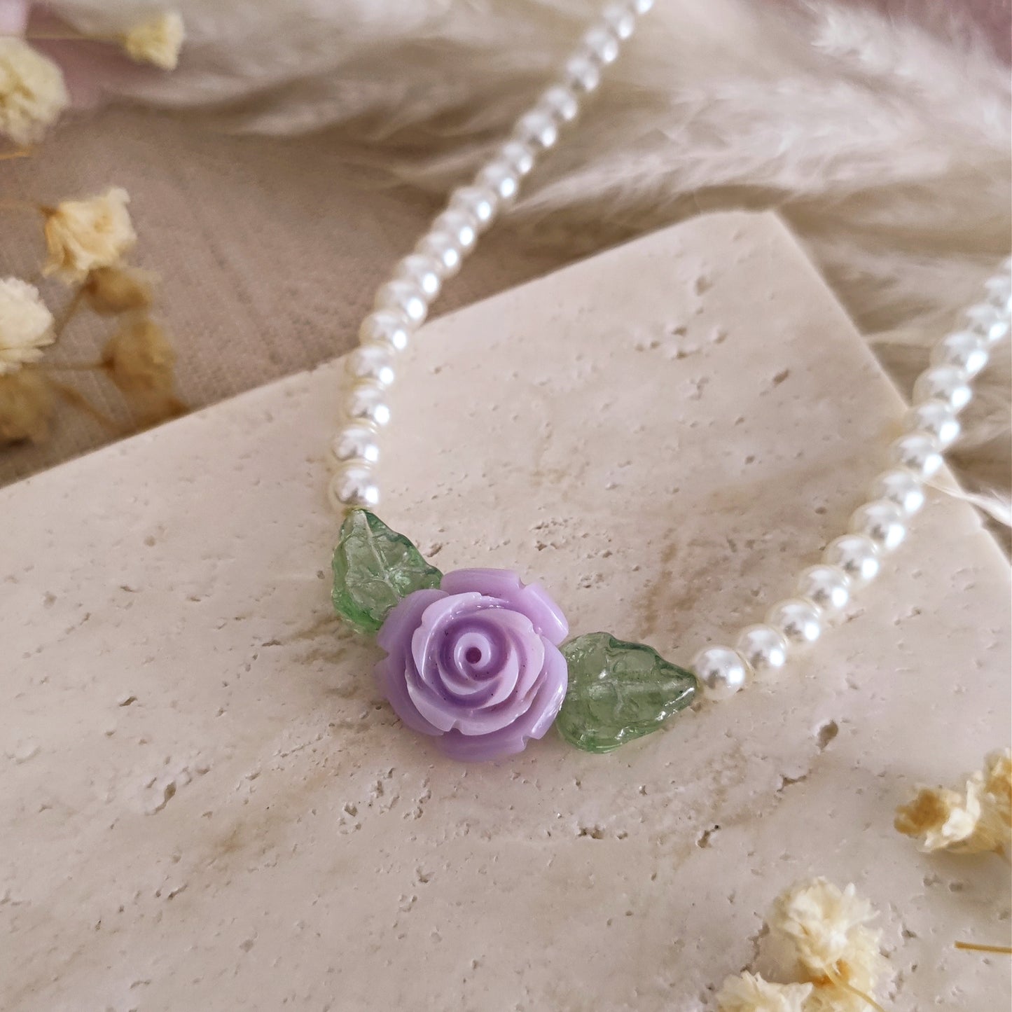 Collana di perle in vetro, foglie e rosa lilla in resina // SADIE
