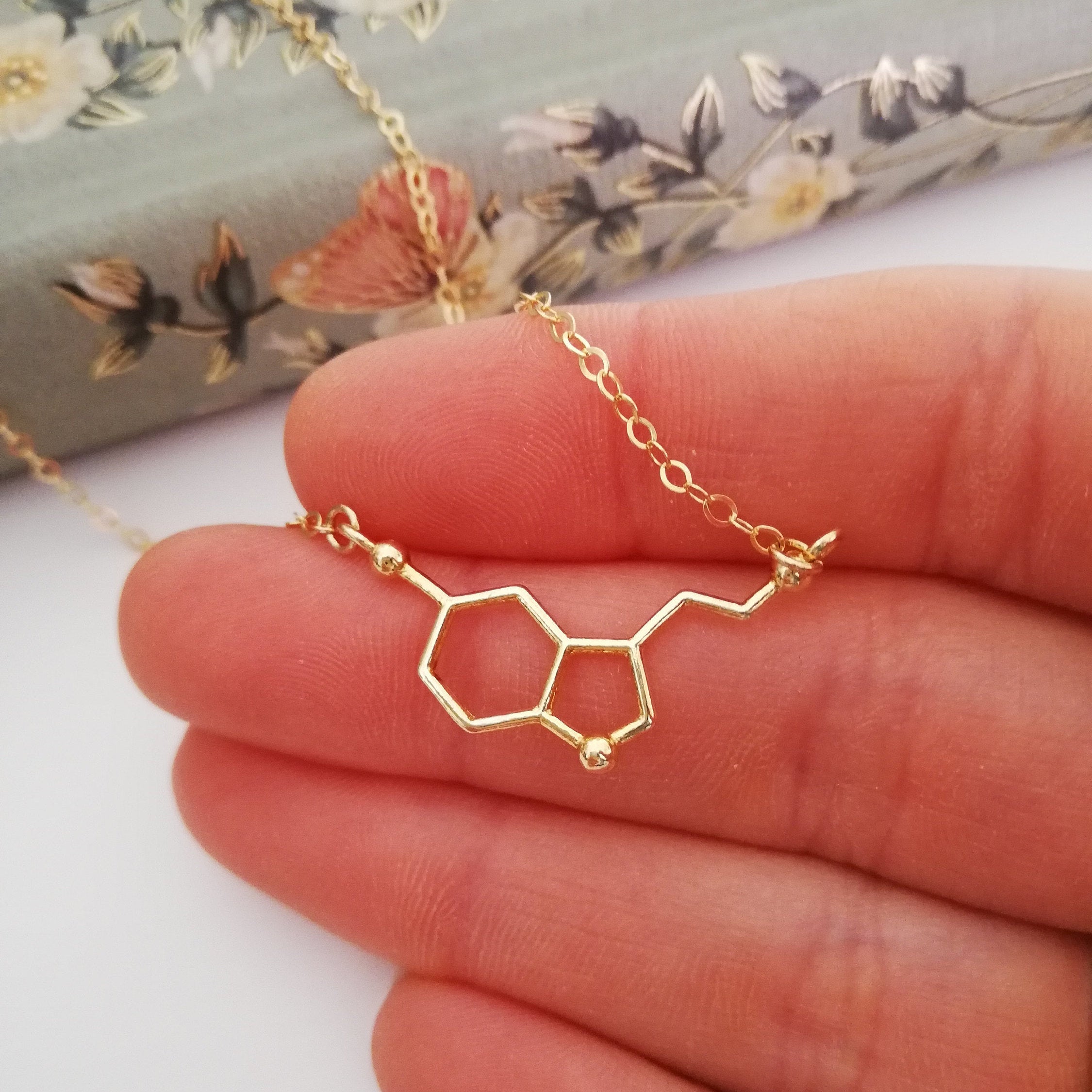 Altitude Boutique Simple Happiness Serotonin Molecule Necklace, Serotonin  Neurotransmitter Necklace, Science Jewelry For Science Lovers (, Gold)  (Silver) Silver : Amazon.co.uk: Fashion